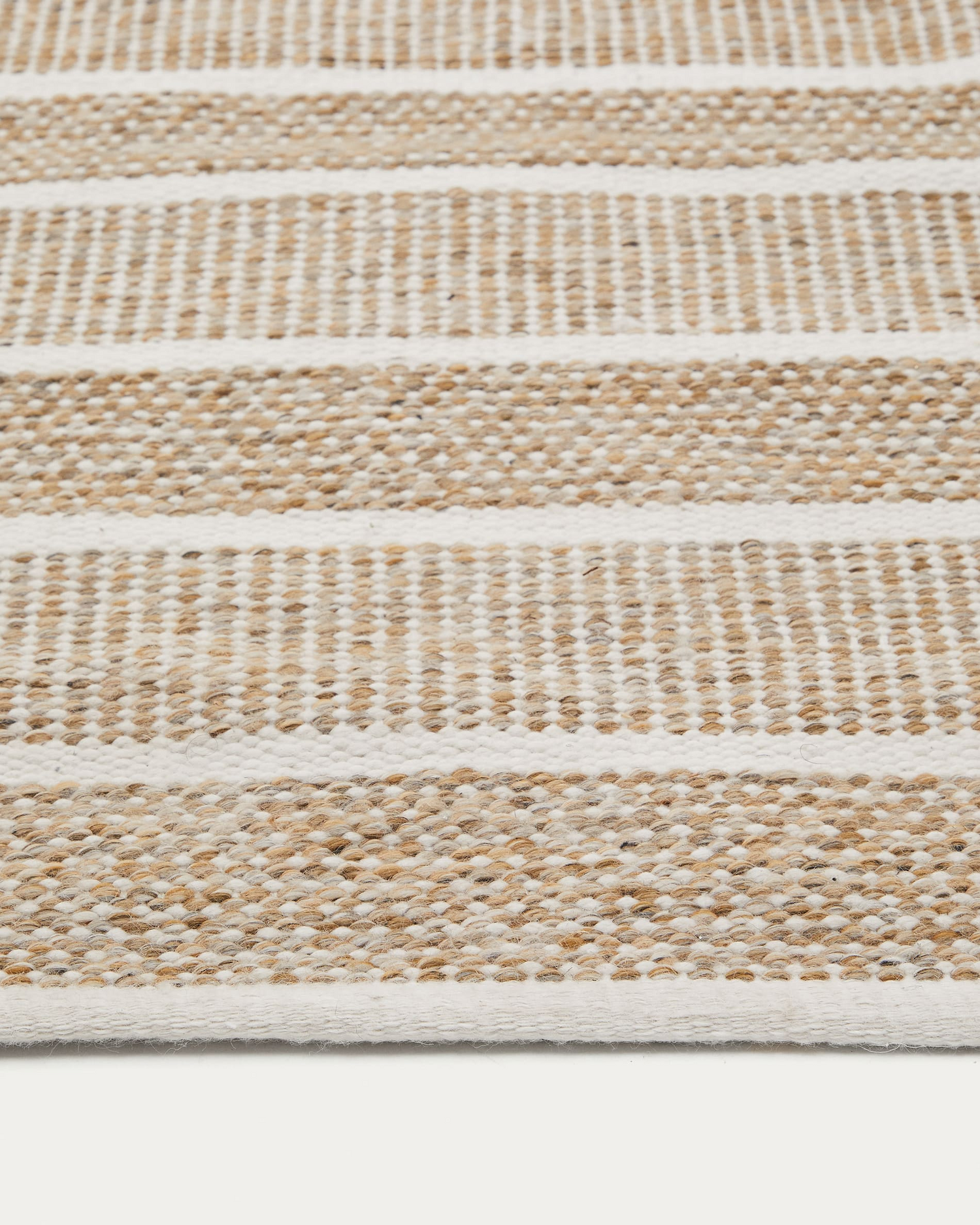 Tweekleurig gestreept Japandi tapijt