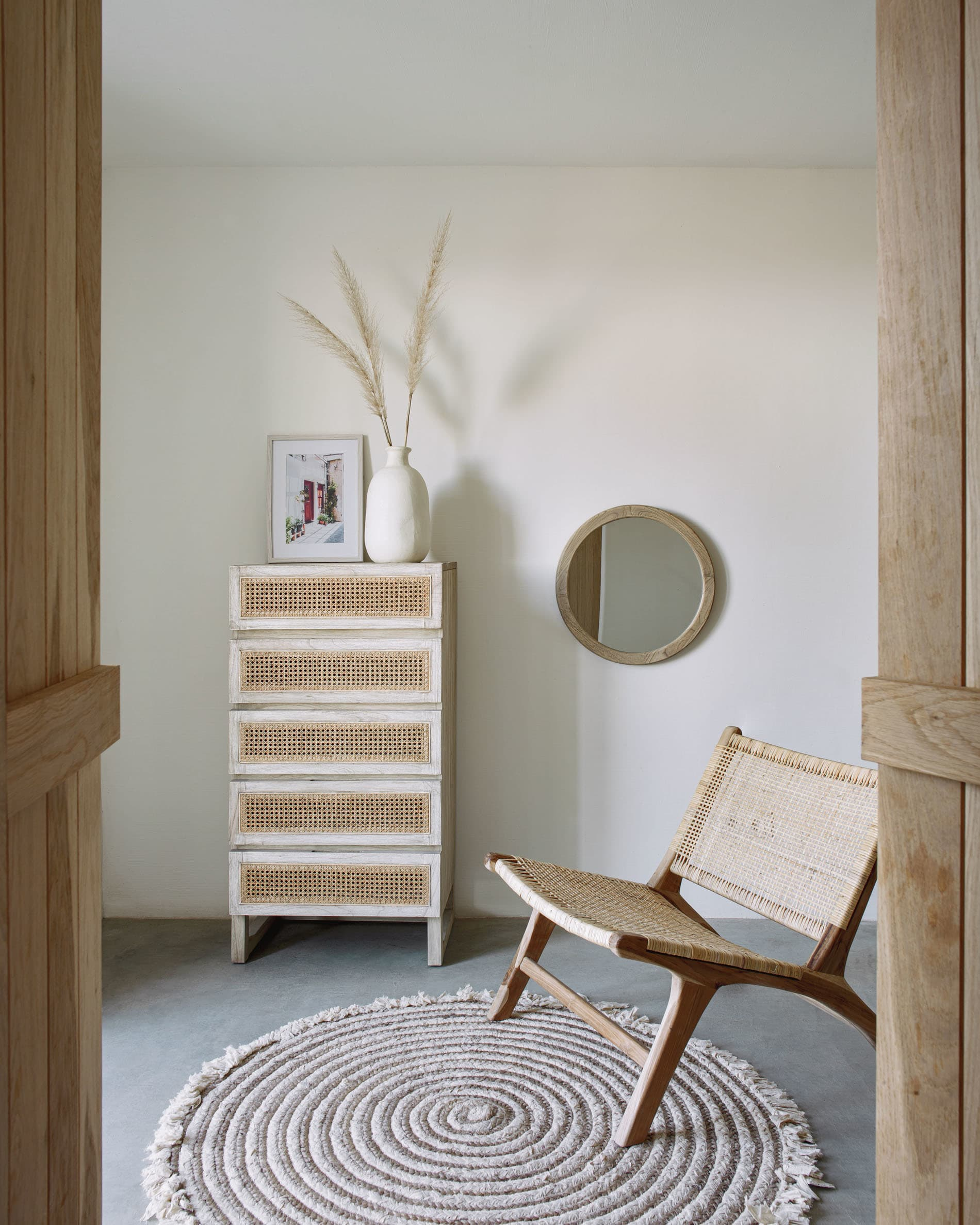 Japandi fauteuil van hout en rotan